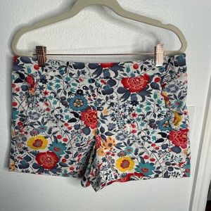 LOFT floral shorts with ruffle side pockets. Preowned Size 4